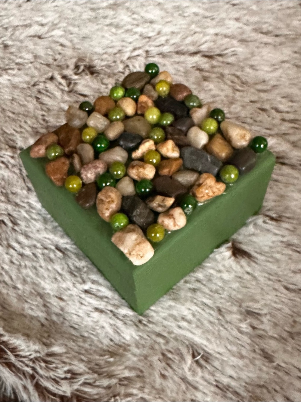 Hand crafted River Rock and green glass beaded trinket box - Picture 7 of 7
